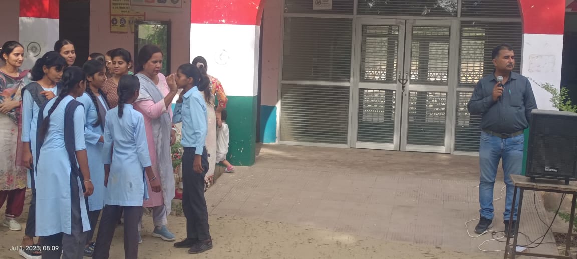 प्रवेशोत्‍सव 2025-26 में विद्यार्थियों का तिलक स्‍वागत कार्यक्रम। -Photo